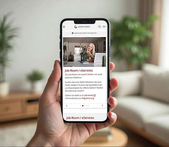 Zeigt ein Handy in der Hand, mit der Website Jop-Room drauf