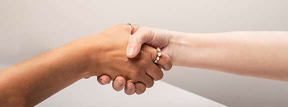 2 Personen geben sich die Hand