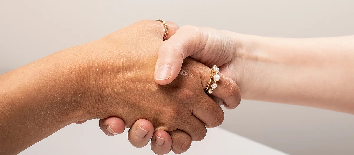 2 Personen geben sich die Hand